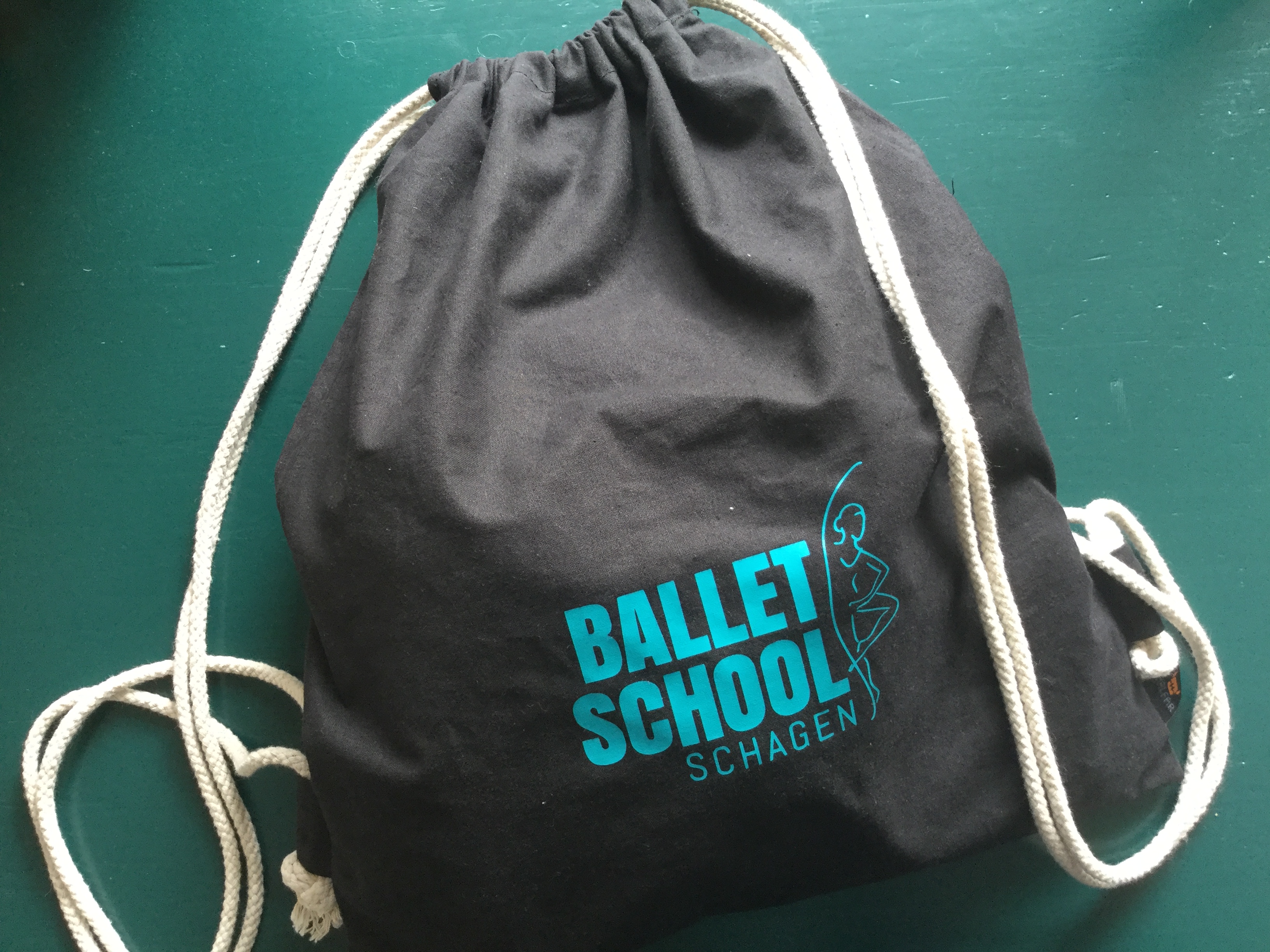 T-shirts, sweaters, hoodies en tasjes