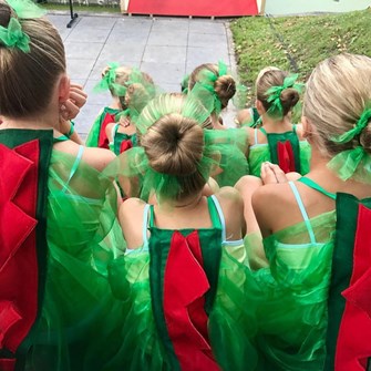uitmarkt met kostuums op de rug gezien