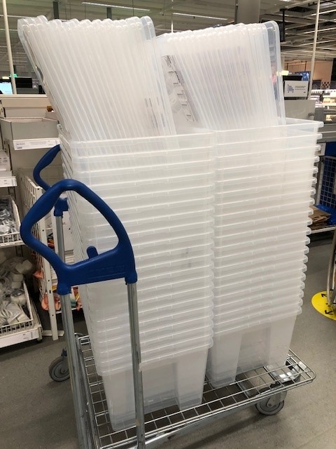 Serviceclub Odd Fellows sponsort 40 plastic opbergdozen...