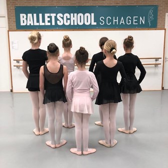 rij balleringa&#39;s in eerste positie 6 tot 10 jaar