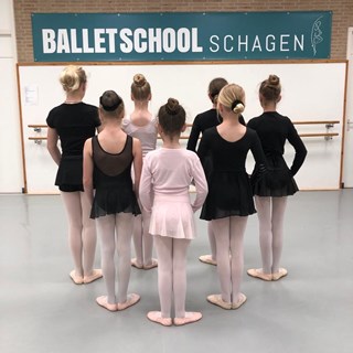 rij balleringa's in eerste positie 6 tot 10 jaar
