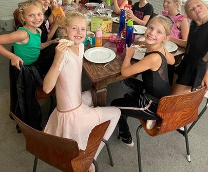 foto dansers aan de lunch