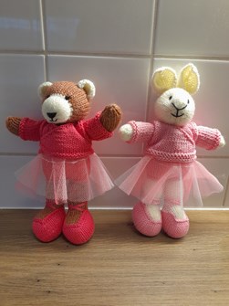 beer en konijnknuffel met tutu