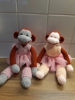 twee aapjes knuffels met tutu