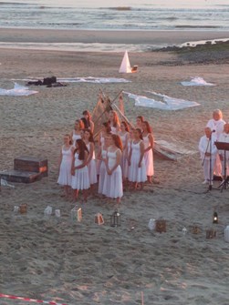 pardans op het strand witte foto