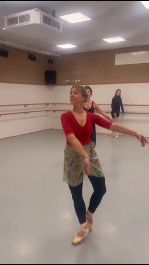  Veel dansplezier in onze spitzenles voor volwassenen...